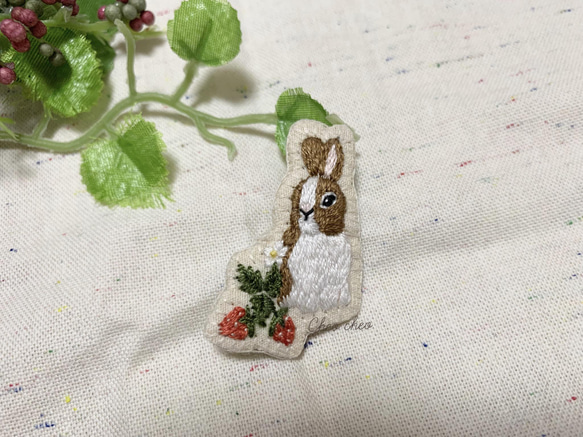 SOLD うさぎといちごの刺繍ブローチ 2枚目の画像