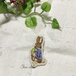 SOLD うさぎとレタスの刺繍ブローチ 1枚目の画像