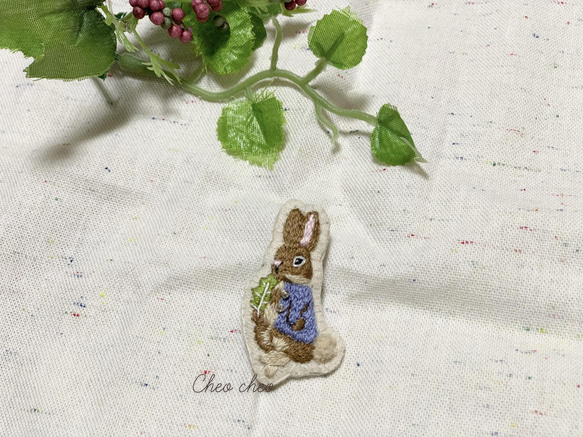 SOLD うさぎとレタスの刺繍ブローチ 1枚目の画像