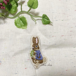 SOLD うさぎとレタスの刺繍ブローチ 4枚目の画像