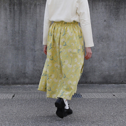 【即納】淡く柔らかな色合い ボタニカル ロングスカート（スモーキーイエロー） 3枚目の画像