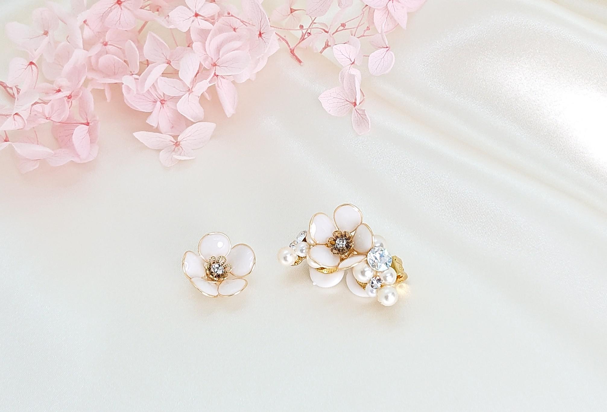 再販まつり✨嬉しい オマケ 付き✨人気 軽量 艶 白 梅イヤーカフ 梅イヤリング 梅ピアス  上品 キレイめ 透明感