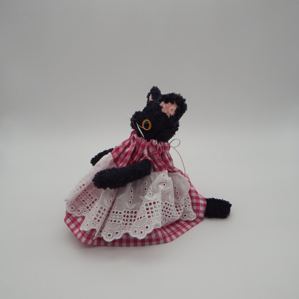 【あみぐるみ】黒猫　ドレス　ギンガムチェック　肉球つき【186】 10枚目の画像