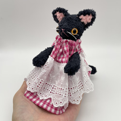 【あみぐるみ】黒猫　ドレス　ギンガムチェック　肉球つき【186】 2枚目の画像