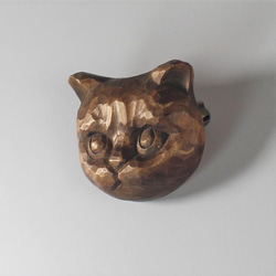 仏師さんの木彫り　猫のブローチ 1枚目の画像