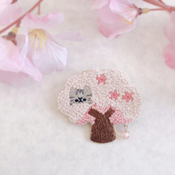 桜の木から覗く猫の刺繍ブローチ 1枚目の画像