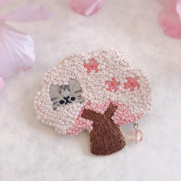 桜の木から覗く猫の刺繍ブローチ 2枚目の画像