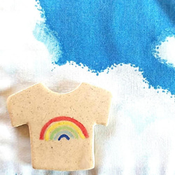 《デザイン色々！＆送料無料》陶の箸置き【虹のTシャツ】 6枚目の画像