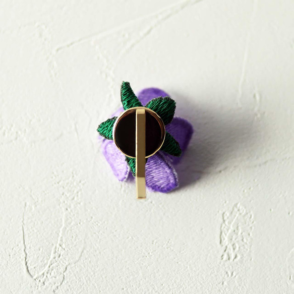 【春色新作2022】立体刺繍で作った薄紫色のスミレ 3枚目の画像