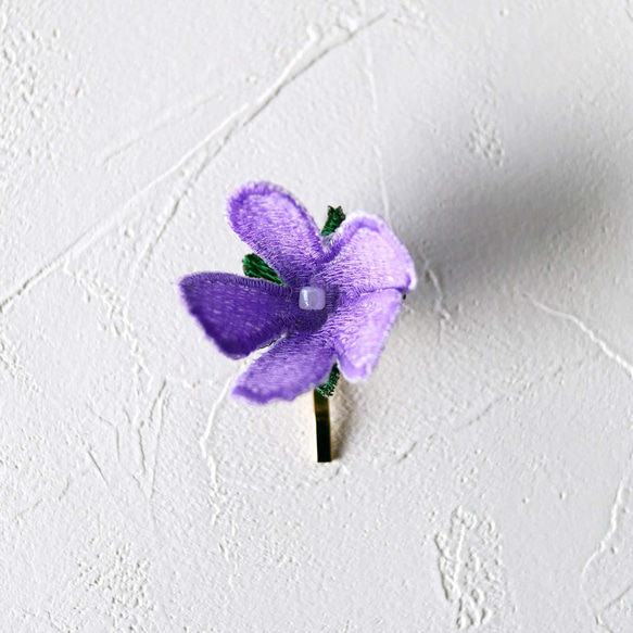 【春色新作2022】立体刺繍で作った薄紫色のスミレ 2枚目の画像