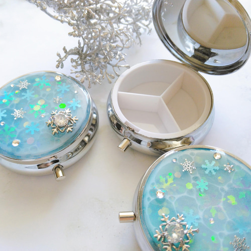 雪の舞う水面のピルケース レジン 雪 水面 その他ケース しっぽ