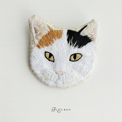 め*。様 【猫刺繍】三徳袋　ポテチくう猫 猫の後ろ姿 刺繍ブローチ (三毛2) <受注制作> | embroidery kanaecco