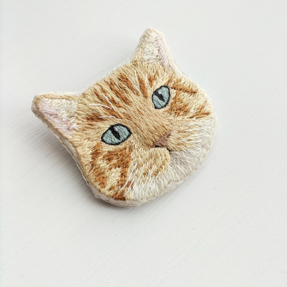 【限定1点】猫刺繍のブローチ　茶トラB 2枚目の画像
