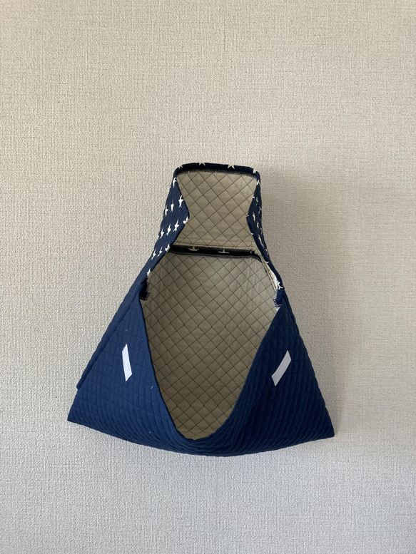フタ・持ち手付き防災頭巾カバー　(ネイビー星柄×ネイビー) タグ:幅広ロケット 7枚目の画像