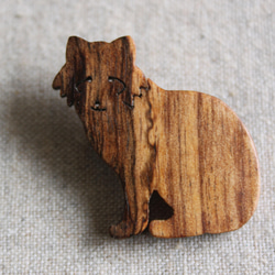 タヌキ木製ブローチ 1枚目の画像