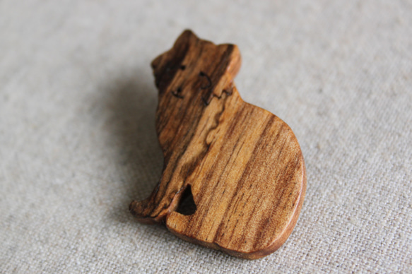 タヌキ木製ブローチ 4枚目の画像