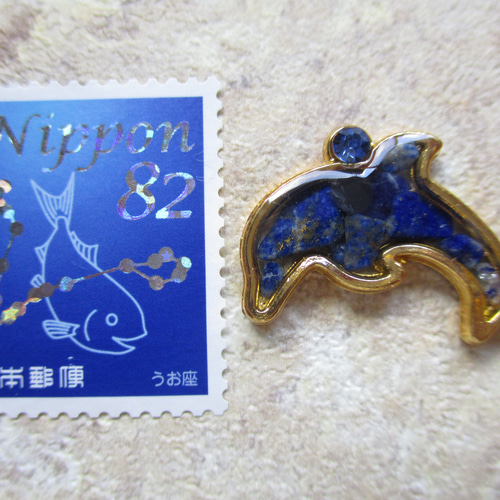◇3227再販2 ラピスラズリの青いイルカ ピンバッジ ※ゴールド