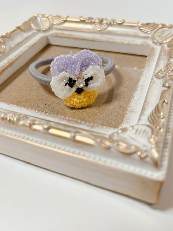 ビオラのビーズ刺繍ヘアゴム/ブローチ　華やか　大人かわいいヘヤアクセサリー　入学　入園 1枚目の画像