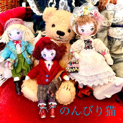 ハンドメイドドール.布人形〜ミニミニドールを抱いたミニドール（花飾りの帽子の女の子） 8枚目の画像