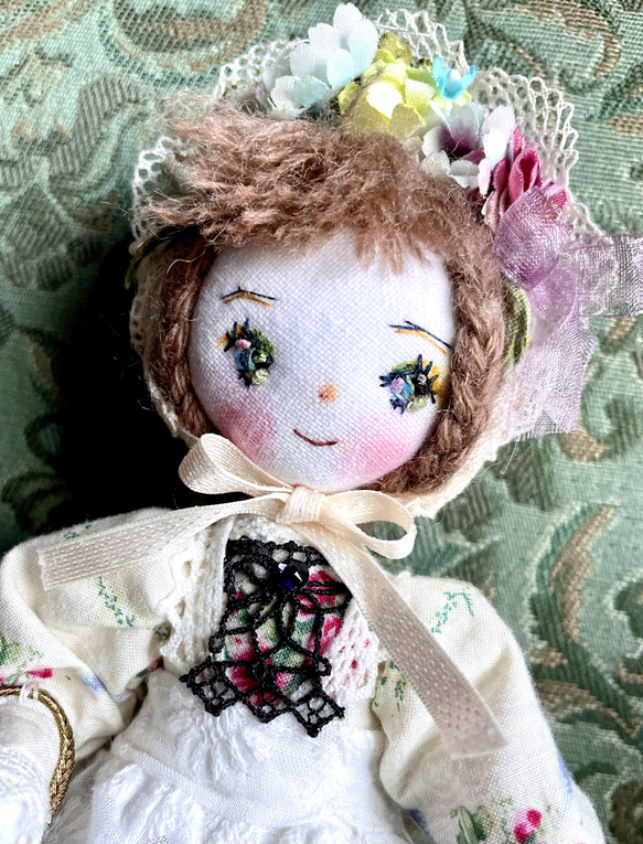 ハンドメイドドール.布人形〜ミニミニドールを抱いたミニドール（花飾りの帽子の女の子） 2枚目の画像