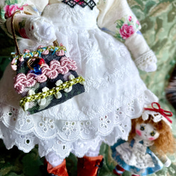 ハンドメイドドール.布人形〜ミニミニドールを抱いたミニドール（花飾りの帽子の女の子） 4枚目の画像