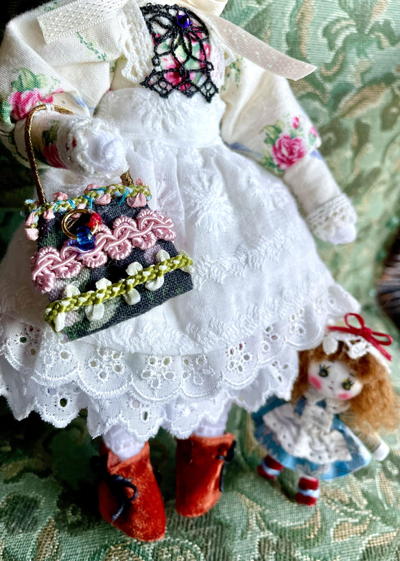 ハンドメイドドール.布人形〜ミニミニドールを抱いたミニドール（花飾りの帽子の女の子） 4枚目の画像