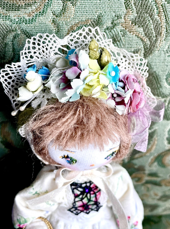ハンドメイドドール.布人形〜ミニミニドールを抱いたミニドール（花飾りの帽子の女の子） 6枚目の画像