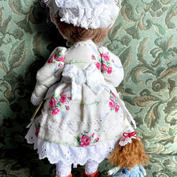 ハンドメイドドール.布人形〜ミニミニドールを抱いたミニドール（花飾りの帽子の女の子） 3枚目の画像