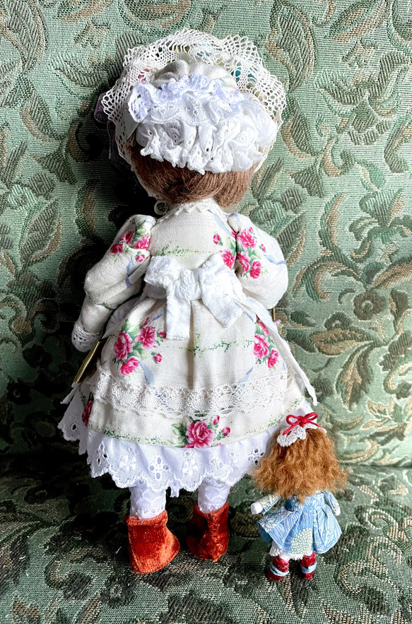 ハンドメイドドール.布人形〜ミニミニドールを抱いたミニドール（花飾りの帽子の女の子） 3枚目の画像