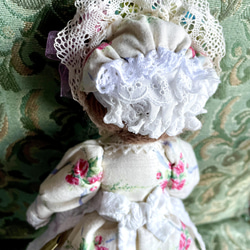 ハンドメイドドール.布人形〜ミニミニドールを抱いたミニドール（花飾りの帽子の女の子） 5枚目の画像