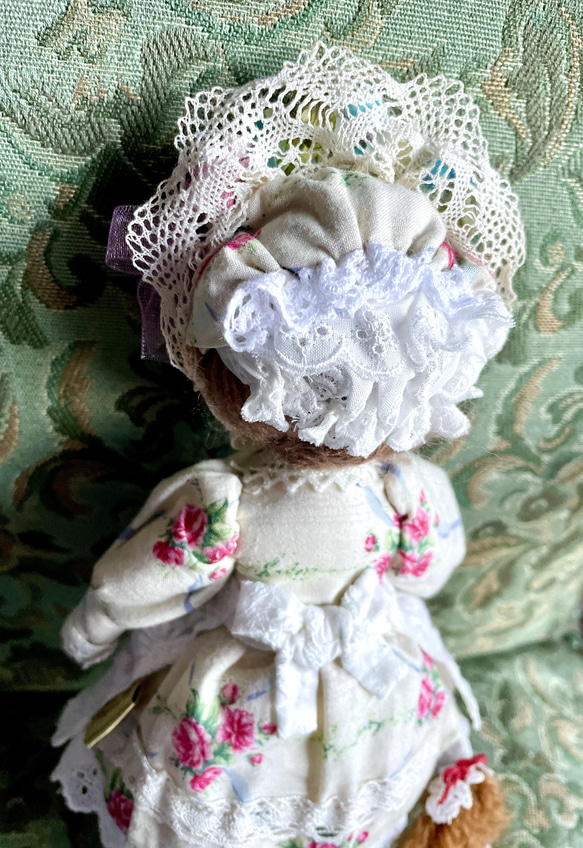 ハンドメイドドール.布人形〜ミニミニドールを抱いたミニドール（花飾りの帽子の女の子） 5枚目の画像