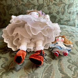 ハンドメイドドール.布人形〜ミニミニドールを抱いたミニドール（花飾りの帽子の女の子） 7枚目の画像