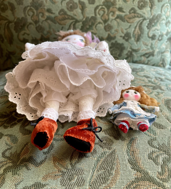 ハンドメイドドール.布人形〜ミニミニドールを抱いたミニドール（花飾りの帽子の女の子） 7枚目の画像