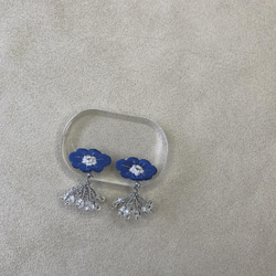 | 茷 | 耳針/耳夾 | 手刺繡藍色小花珠串耳環 第2張的照片
