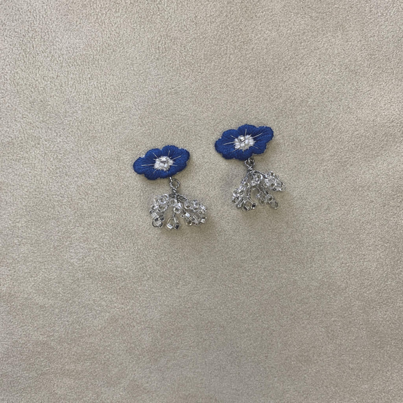 | 茷 | 耳針/耳夾 | 手刺繡藍色小花珠串耳環 第3張的照片