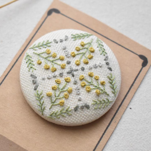 手刺繍 ミモザのくるみボタン <1> <ヘアゴム or ブローチ> ヘアゴム