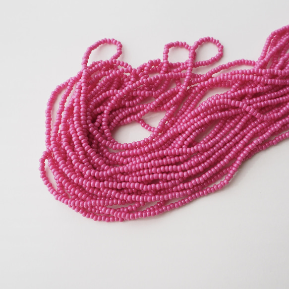 チェコ シードビーズ(11/0) ブライトピンク #PE05-B.PK / オートクチュール刺繍 リュネビル刺繍　糸通し 1枚目の画像