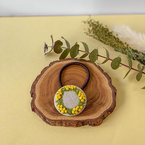 刺繍糸で編んだミモザのブローチ/ヘアゴム(mimosa wreath) 2枚目の画像