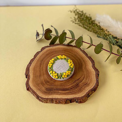 刺繍糸で編んだミモザのブローチ/ヘアゴム(mimosa wreath) 1枚目の画像