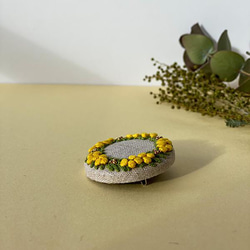 刺繍糸で編んだミモザのブローチ/ヘアゴム(mimosa wreath) 4枚目の画像