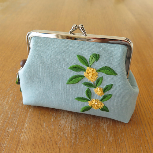ミモザのおひなさまのがま口ポーチ　手刺繍　ハンドメイド ミモザのお花のリース 手刺繍の小さながま口ポーチ handmade