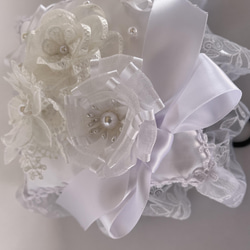 幸せの白い花コサージュのリングピロー 2枚目の画像