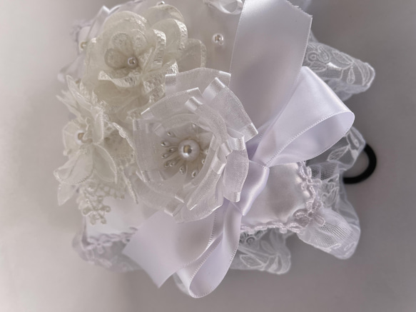 幸せの白い花コサージュのリングピロー 2枚目の画像