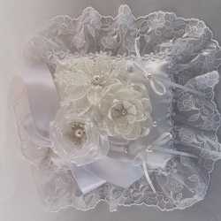 幸せの白い花コサージュのリングピロー 1枚目の画像