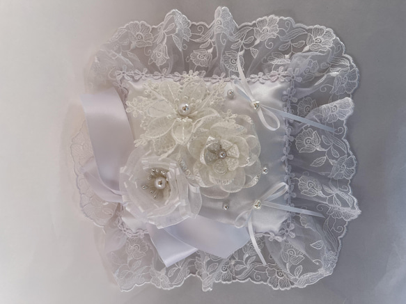 幸せの白い花コサージュのリングピロー 1枚目の画像