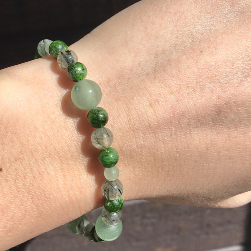 緑色のブレスレット 愛と友情を象徴する緑石入りアイルランド製シルバーブレスレット