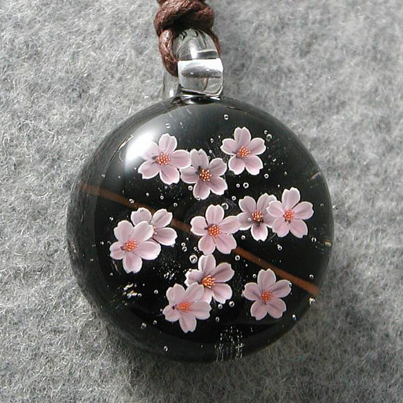 【ご予約済み商品】桜咲く とんぼ玉 ガラス ネックレス No2067 3枚目の画像
