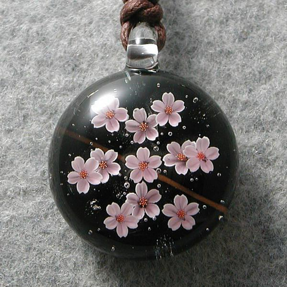 【ご予約済み商品】桜咲く とんぼ玉 ガラス ネックレス No2067 2枚目の画像