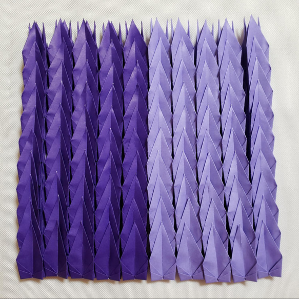 紫色、うす紫色の折り鶴100羽 1枚目の画像