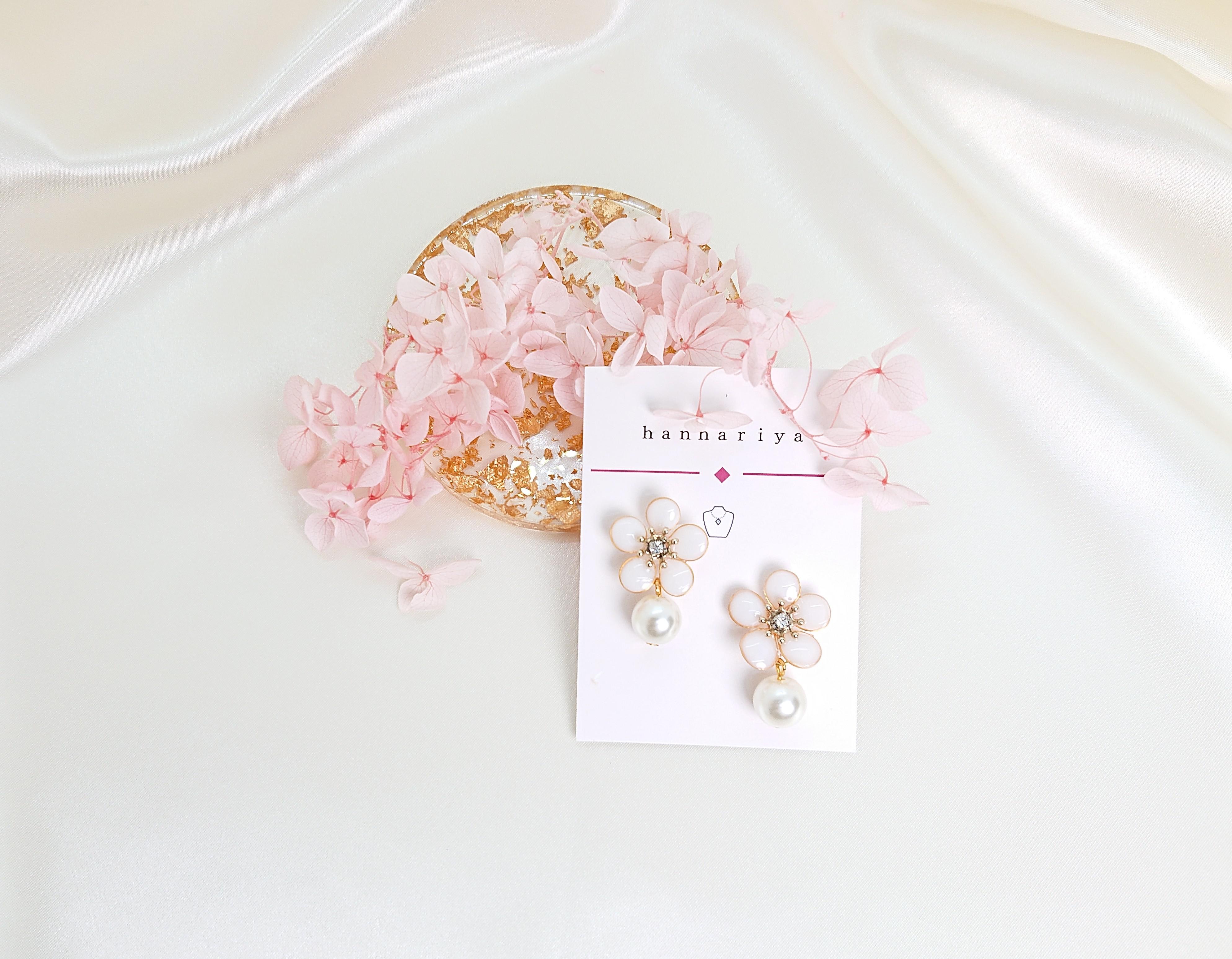 再販まつり✨嬉しいオマケ付き✨る艶 白梅 梅ピアス 梅イヤリング 上品 キレイめ 透明感 パール ナチュラル デート